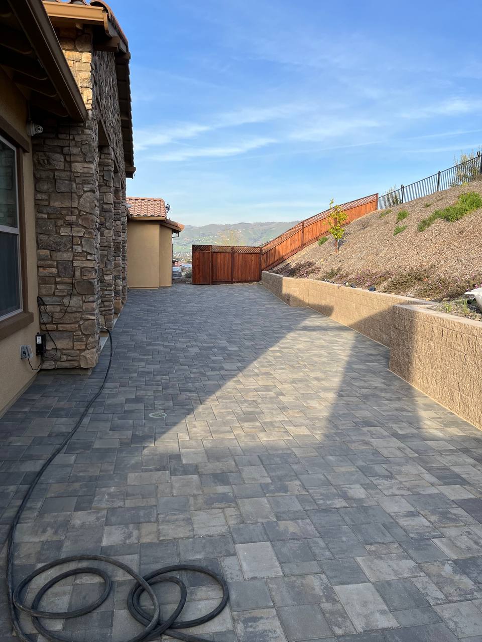 Side yard paver walkway with retaining wall